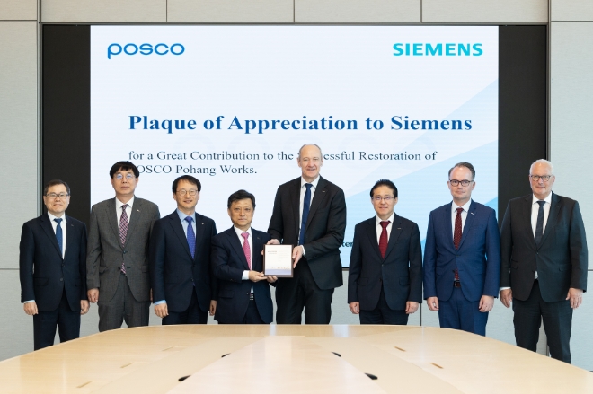 포스코(부회장 김학동)는 김학동 부회장이 지난 25일 서울 포스코센터에서 독일 지멘스(Siemens)그룹 롤랜드 부시(Roland Busch) 회장과 만나 면담을 나눴다. /사진제공=포스