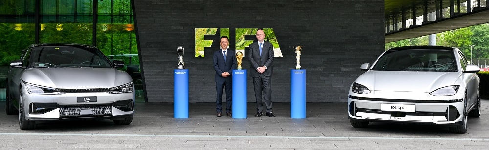 현대자동차그룹 기획조정실장 김걸 사장(왼쪽)과 지안니 인판티노 FIFA 회장이 조인식 이후 아이오닉 6, EV6 옆에서 기념 촬영을 하고 있다. 사진제공=현대차.