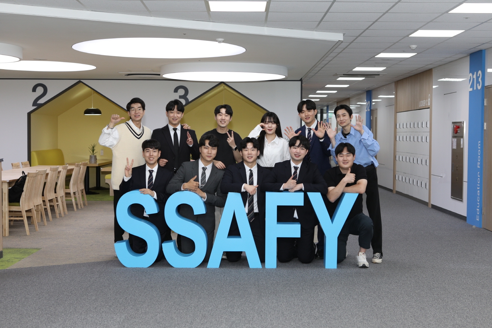광주광역시에 위치한 'SSAFY 광주 캠퍼스' 8기 교육생들이 수료식을 앞두고 기념 촬영을 하고 있다. 사진 제공=삼성전자