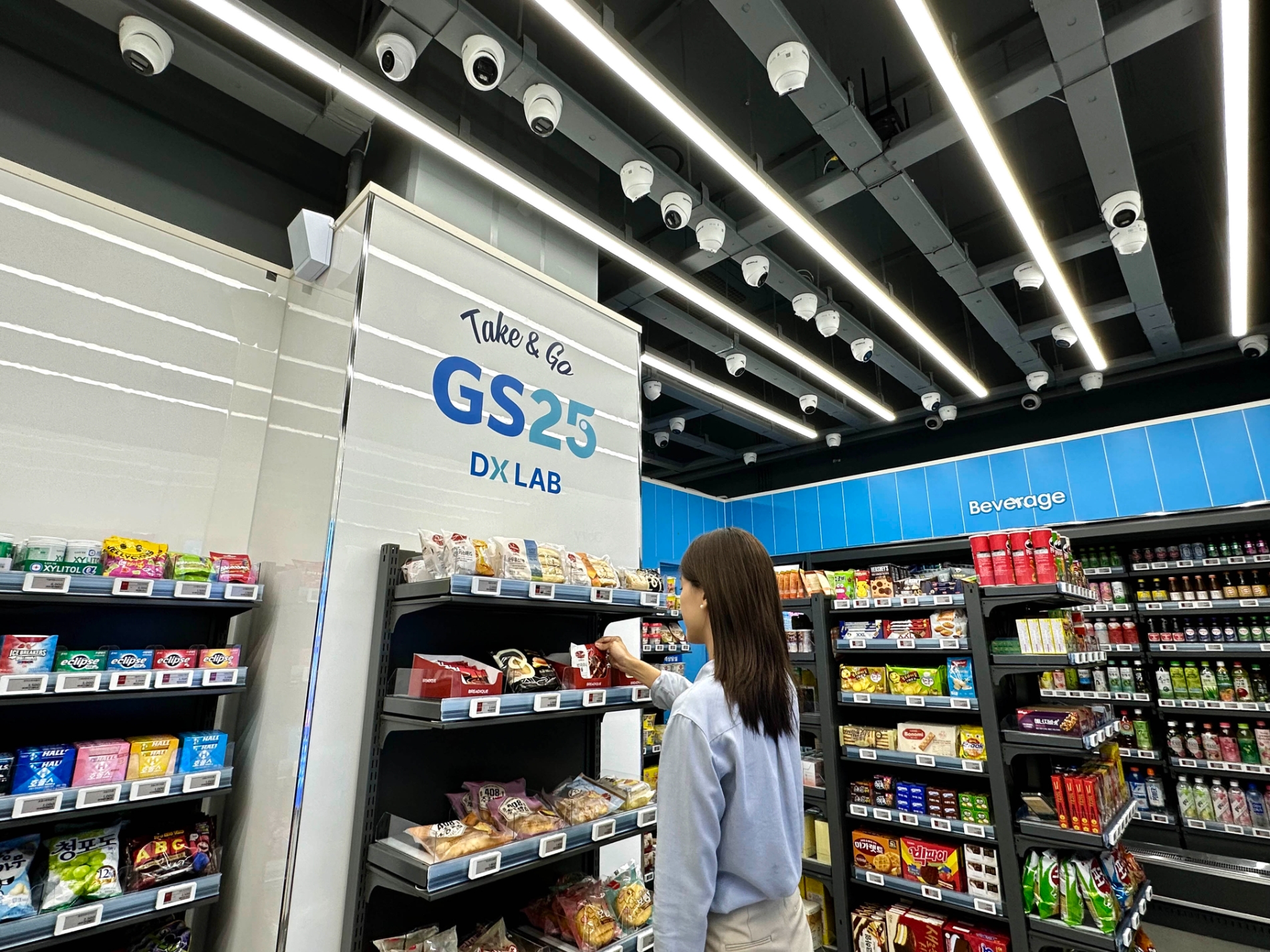 GS25 가산스마트점에서 상품을 구매하는 소비자의 모습. /사진제공=GS리테일