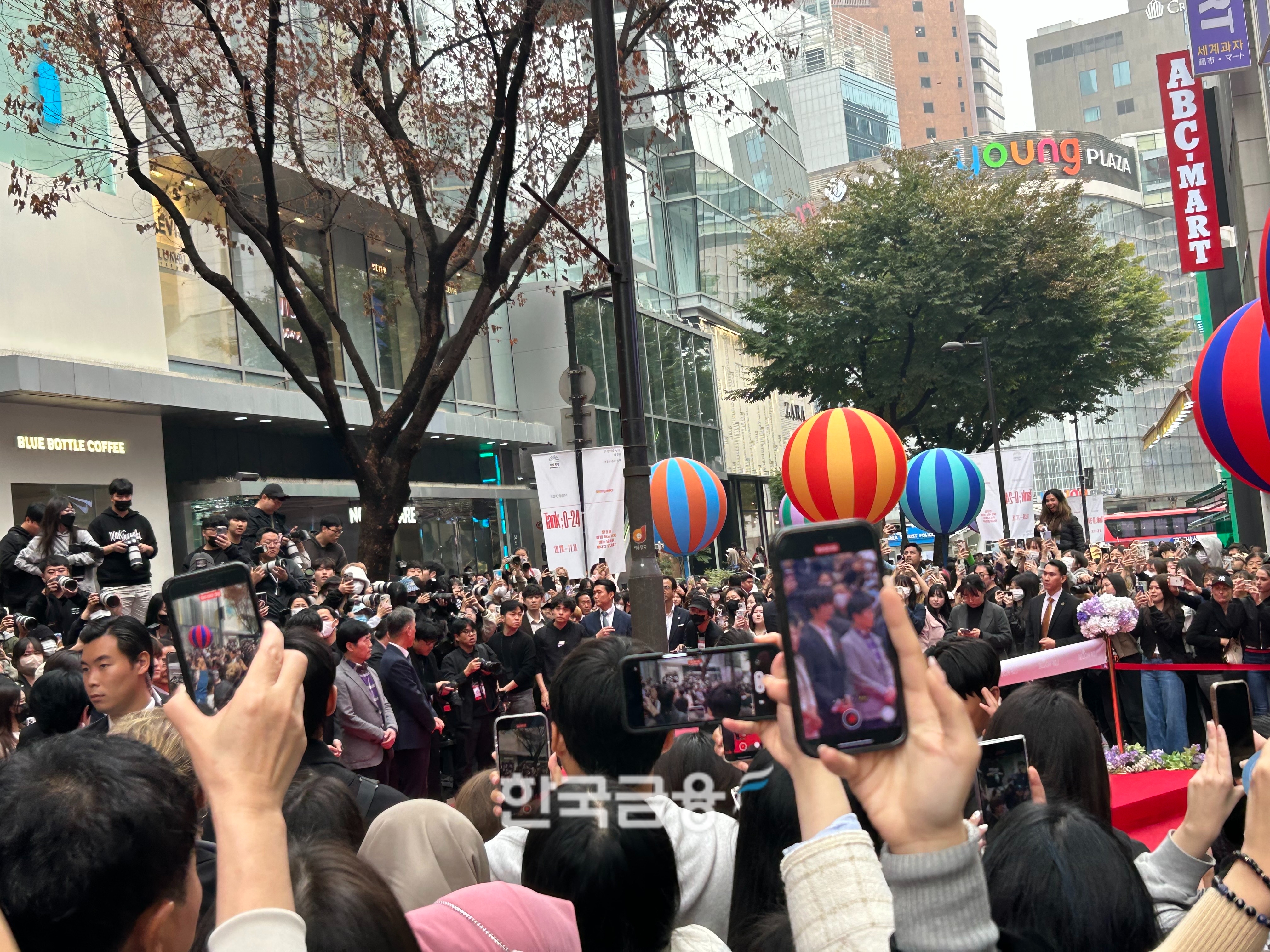 19일 행사에 참석하는 NCT DREAM을 보기 위해 몰려든 사람들. /사진=박슬기 기자