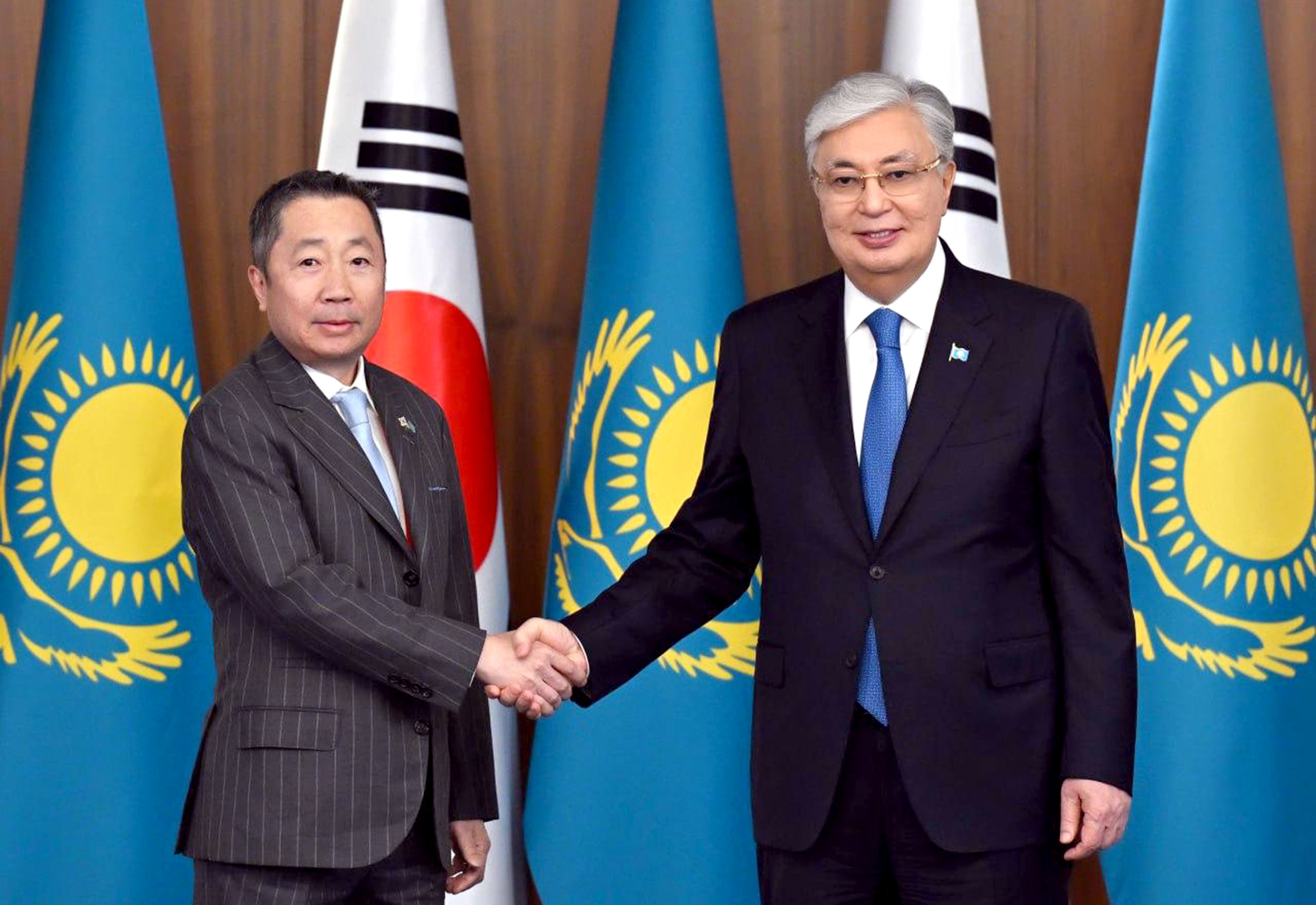 박정원 두산그룹 회장(왼쪽)이 카심 조마르트 토카예프 카자흐스탄 대통령과 면담에 앞서 악수를 나누고 있다./사진 = 두산