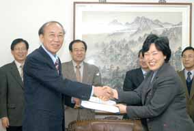 화보협회 불우이웃에 후원금 전달