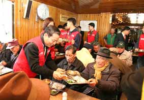 정태석 행장 ‘사랑의 점심과 떡 나눔’