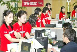 하나은행, 금요일마다 붉은악마 복장 고객맞이