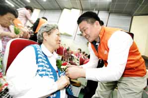 “무의탁노인께 감사의 카네이션을...”