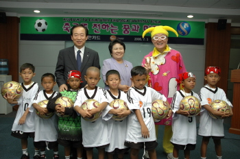 신한카드 캄보디아 어린이에게 `사랑愛 축구공` 전달