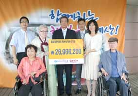 굿모닝신한證 , 홀트아동복지회에 미숙아를 돕기 위한 성금 전달