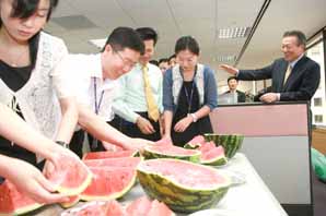 삼성생명, 수박으로 말복더위 이긴다