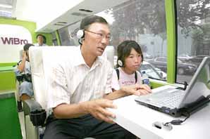 KT, 백령초등학교 학생들에게 와이브로 체험