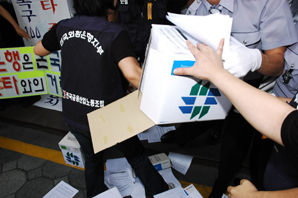 외환노조, 국민銀에 100만인 서명지 전달 수포