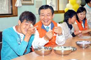 신동아화재, 장애우와 송편만들기 행사