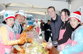 신한생명, 외국인과 함께 김장행사