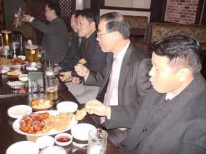 동부證 임직원, 훈훈한 치킨 회식 눈에 띄네