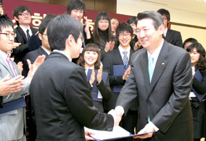 솔로몬저축銀, 솔로몬 장학증서 수여