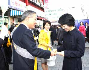 KB국민은행, 봄맞이 꽃씨 나눠주기 행사