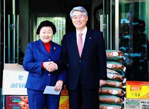 안택수 신보 이사장, `삼동소년촌`위문