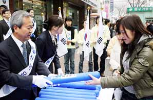 신한은행, “3·1절 맞아 태극이 나눠드려요”