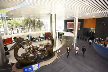 “은행 로비야, 갤러리야?”