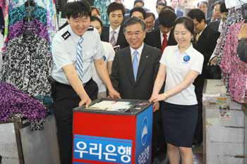 파출수납 나선 이종휘 우리은행장