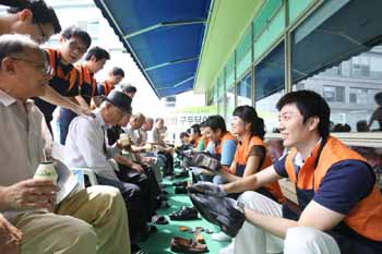 대한생명 신입사원 ‘구두닦이’ 봉사