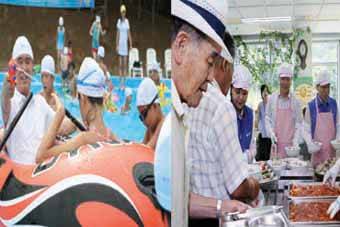 물총 들고 앞치마 두르는 은행장