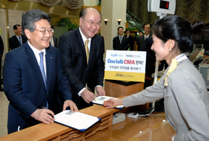 산은지주 민 회장 `One kdb CMA` 가입