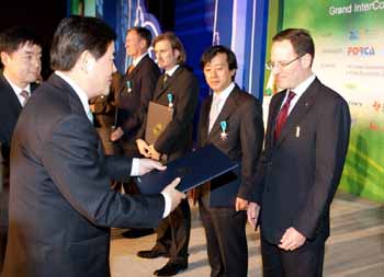 외환銀, 래리 클레인 은행장 ‘산업포장’ 수상