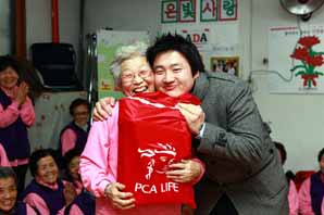 PCA생명 ‘매직 복 주머니’ 나누기