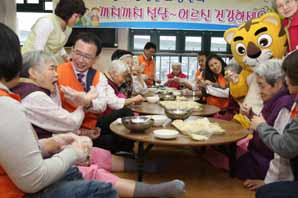 대한생명, 만두빚기 봉사 실시