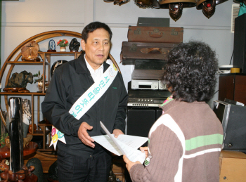 김정태 은행장 , 찾아가는 미소금융서비스 `눈길`