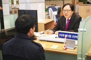 금감원 임원들, 금융민원 상담원 변신