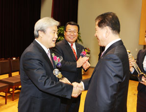 서울강동농협 예수금 1조원 달성탑 수상