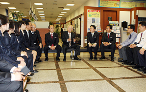 류시열 신한지주 회장, 스킨십 현장경영 박차