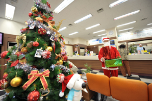 부산은행, 전 영업점에 크리스마스 트리 설치