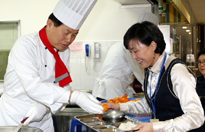 서진원 신한은행장, 직원들에 점심식사 배식