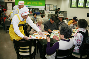 농협 김태영 대표, 어버이날 급식+쌀 기증