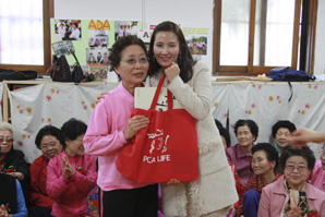 PCA생명, 어버이날 맞이 사랑의 카네이션 나누기