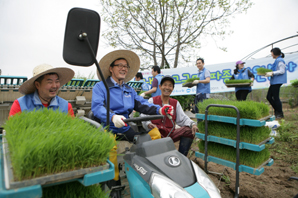 이순우 우리은행장 1사1촌 마을 모내기 지원