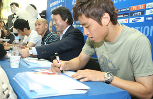 하나은행 축구국가대표팀 사인회 팬들 열광