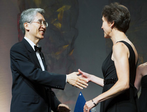 교보생명 신창재 회장, 신용호 보험학술대상 시상나서