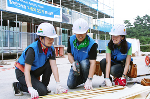 알리안츠생명 임직원, 사랑의 집짓기 봉사활동