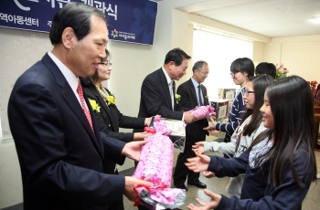 신한카드 `아름人 도서관` 개관