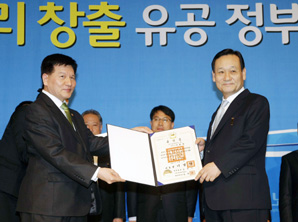 이팔성 회장 일자리창출 `은탑산업훈장`