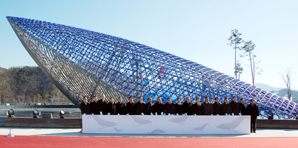 경남은행, 울산에 고래형상 번영탑 기증