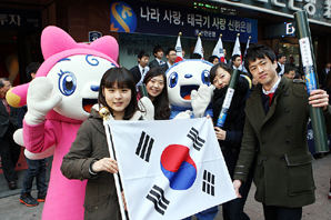 신한은행 8년째 3.1절 태극기 나눔