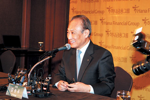 글로벌 초강자 하나금융 일군 거인 “행복하다”