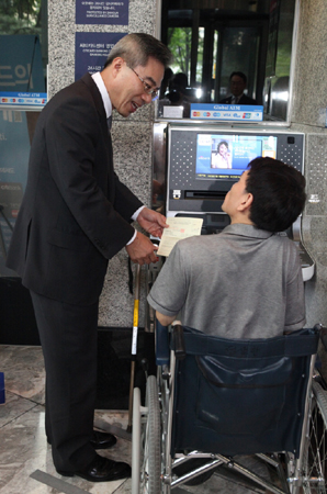 씨티은행, 휠체어 사용자를 위한 ATM 도입