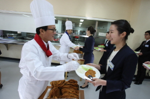 이순우 우리은행장, 신입행원 배식행사 가져