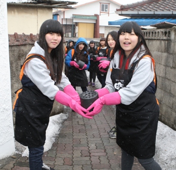 한화생명 '해피프렌즈 봉사단', 강원도 연탄배달